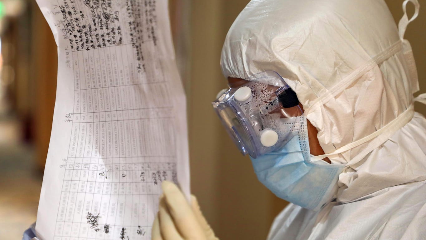Ein Corona-Patienten behandelnder Arzt: In Festland-China sind inzwischen mehr als 20.000 Menschen an dem Virus erkrankt (Symbolbild).