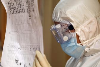 Ein Corona-Patienten behandelnder Arzt: In Festland-China sind inzwischen mehr als 20.000 Menschen an dem Virus erkrankt (Symbolbild).