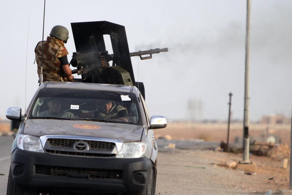 Kämpfer in Libyen: Die Konfliktparteien wollen die fragile Waffenruhe nun zu einem "dauerhaften Waffenstillstand" machen.