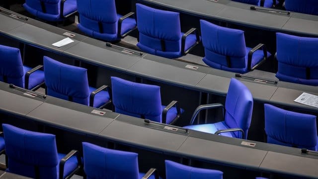 Derzeit hat der Bundestag durch Ausgleichs- und Überhangmandate 709 Mitglieder - vorgesehen sind eigentlich nur 598. Derzeit hat der Bundestag durch Ausgleichs- und Überhangmandate 709 Mitglieder - vorgesehen sind eigentlich nur 598.
