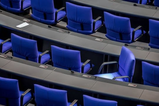 Derzeit hat der Bundestag durch Ausgleichs- und Überhangmandate 709 Mitglieder - vorgesehen sind eigentlich nur 598.