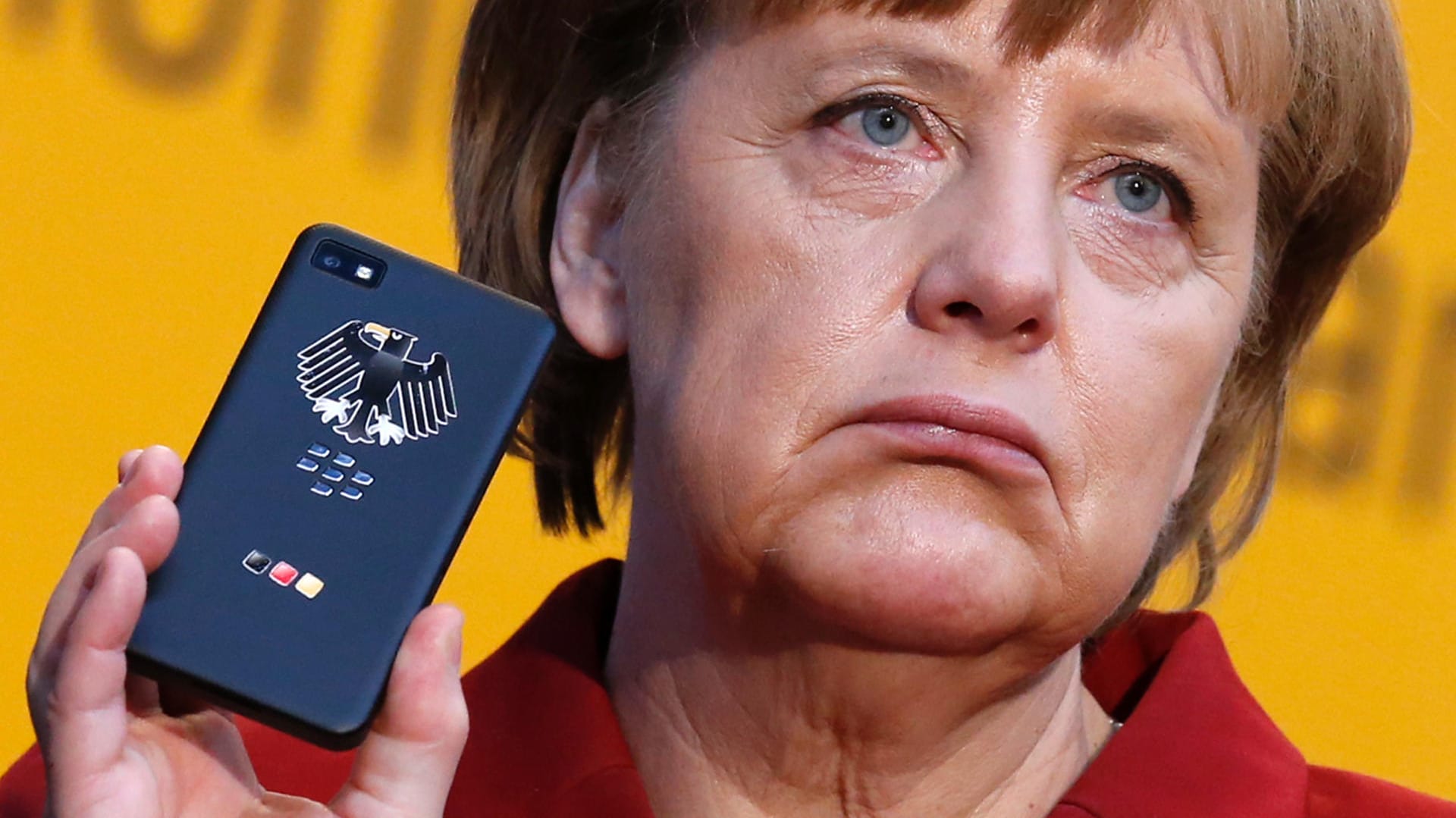 Angela Merkel zeigt ihr Blackberry (Archivbild von 2013): Die Bundeskanzlerin war ein Fan der Smartphone-Marke.