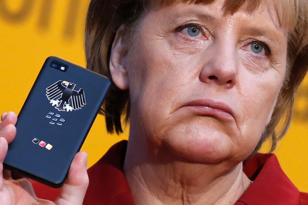 Angela Merkel zeigt ihr Blackberry (Archivbild von 2013): Die Bundeskanzlerin war ein Fan der Smartphone-Marke.