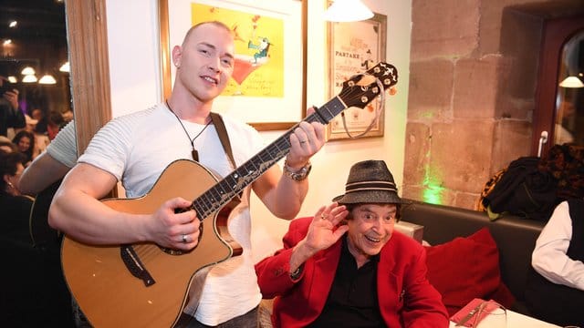 Erwin Kintop bringt Tony Marshall ein Geburtstagsständchen.