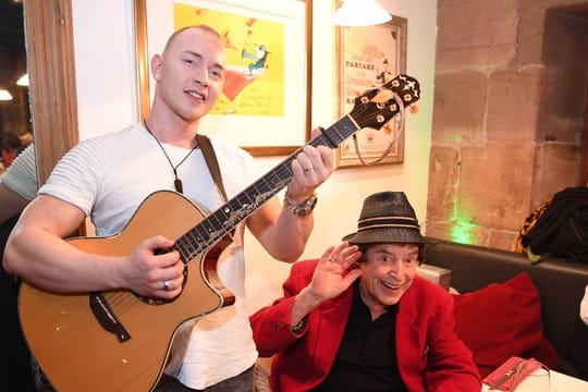 Erwin Kintop bringt Tony Marshall ein Geburtstagsständchen.