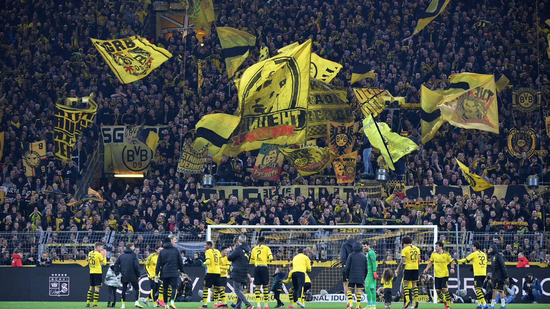 BVB-Fans auf der Südtribüne: Für die nächsten Spiele haben einige Fans sich etwas ganz Besonderes einfallen lassen.