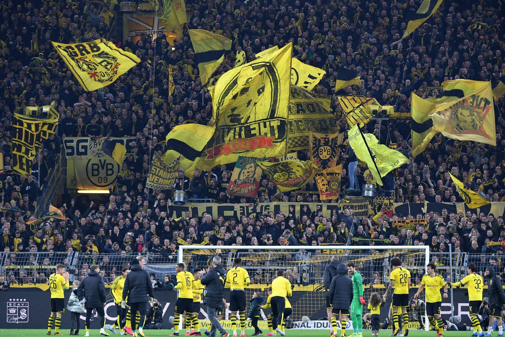 BVB-Fans auf der Südtribüne: Für die nächsten Spiele haben einige Fans sich etwas ganz Besonderes einfallen lassen.