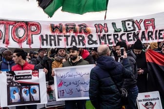 Demonstranten fordern während der Libyen-Konferenz im Januar Frieden in dem nordafrikanischen Land.