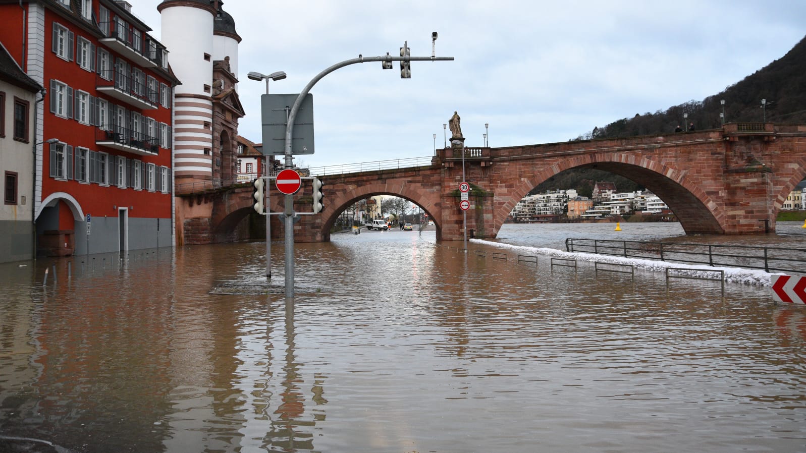 Heidelberg: Der Neckar in Heidelberg ist nach starkem Regen über die Ufer getreten. Heidelberg: Der Neckar in Heidelberg ist nach starkem Regen über die Ufer getreten.