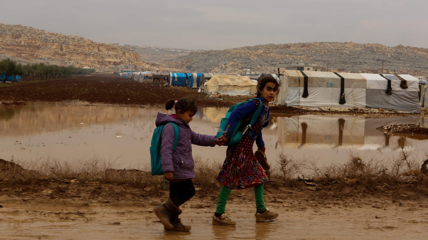Kinder laufen durch ein überflutetes Flüchtlingscamp in der Nähe von Idlib: Rund 80 Prozent der Geflüchteten sind Frauen und Kinder (Archivbild).