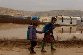 Kinder laufen durch ein überflutetes Flüchtlingscamp in der Nähe von Idlib: Rund 80 Prozent der Geflüchteten sind Frauen und Kinder (Archivbild).