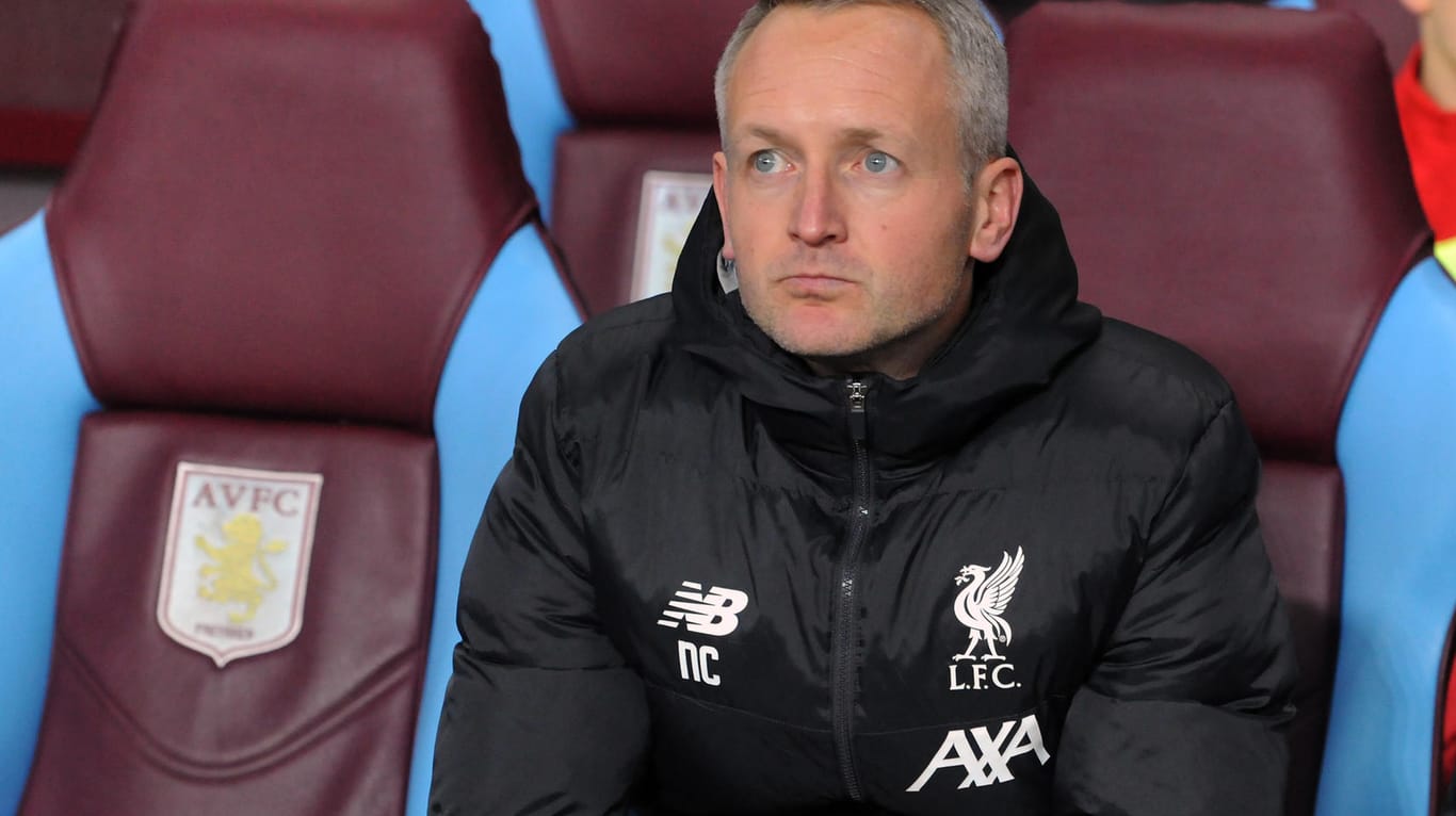 Neil Critchley: Der U23-Trainer saß im League-Cup-Spiel gegen Aston Villa anstelle von Jürgen Klopp auf der Bank.