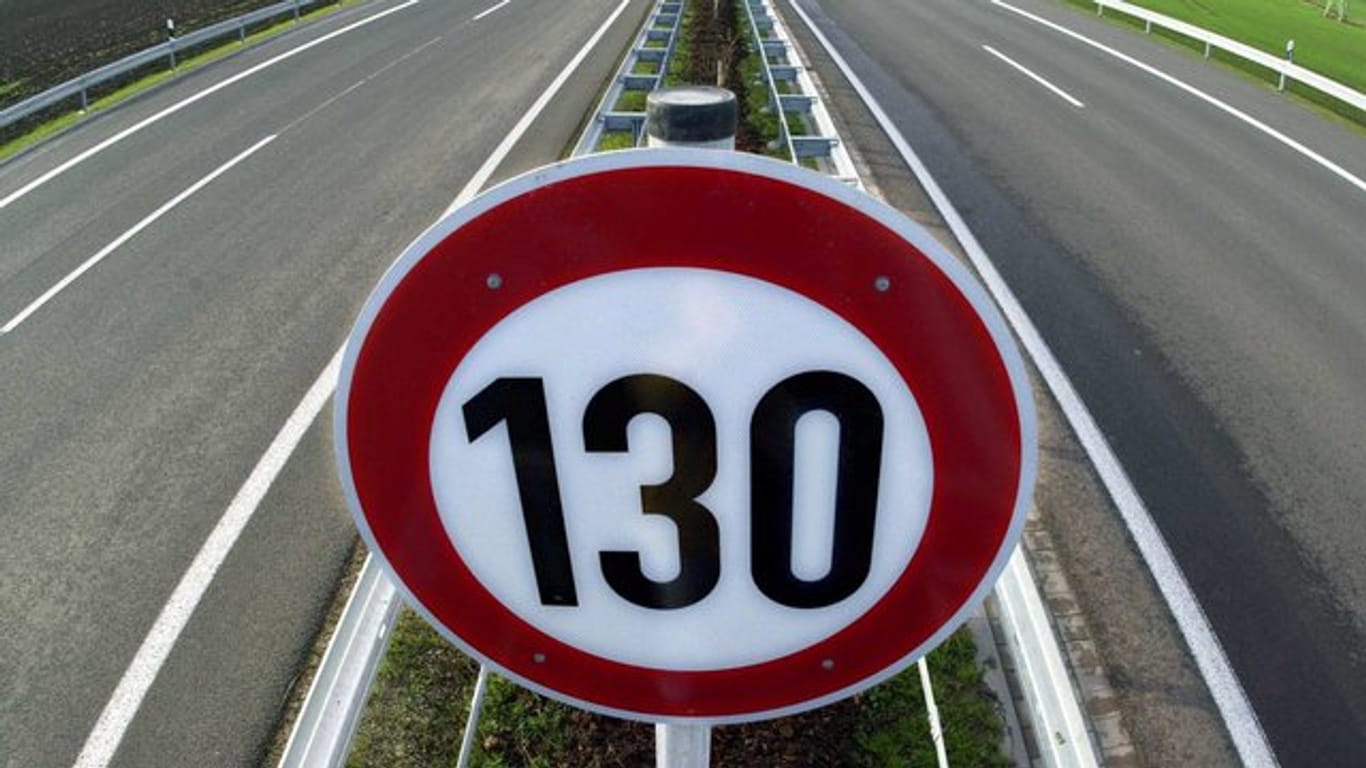 Ein Verkehrsschild weist auf die Höchstgeschwindigkeit von 130 Kilometern pro Stunde auf einem Autobahnteilstück hin.