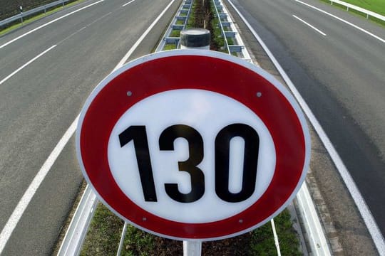 Ein Verkehrsschild weist auf die Höchstgeschwindigkeit von 130 Kilometern pro Stunde auf einem Autobahnteilstück hin.