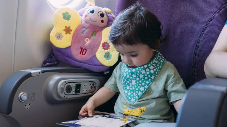 Reisen mit Kindern: Neues Spielzeug kann die Kleinen auf Reisen beschäftigen.
