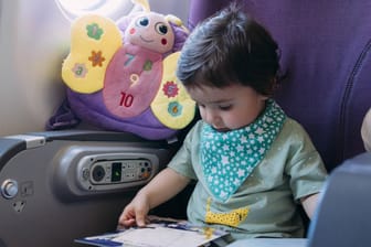 Reisen mit Kindern: Neues Spielzeug kann die Kleinen auf Reisen beschäftigen.