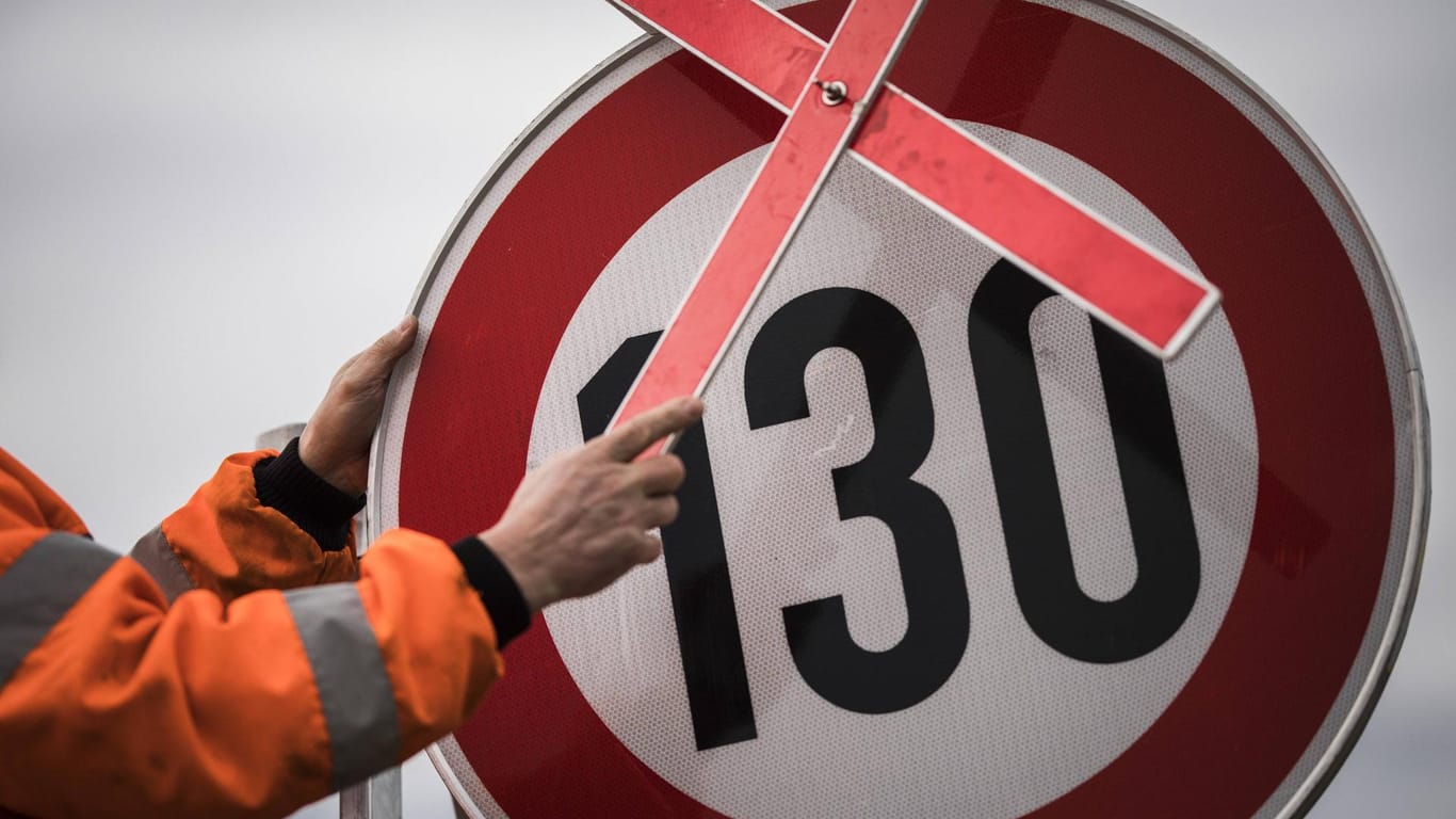 Ein 130-km/h-Schild wird mit einem Kreuz außer Kraft gesetzt: Der Grünen-Politiker Janecek will Ausnahmen für Elektroautos, die erneuerbarer Energie betrieben werden (Symbolbild).