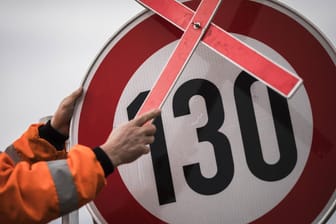 Ein 130-km/h-Schild wird mit einem Kreuz außer Kraft gesetzt: Der Grünen-Politiker Janecek will Ausnahmen für Elektroautos, die erneuerbarer Energie betrieben werden (Symbolbild).