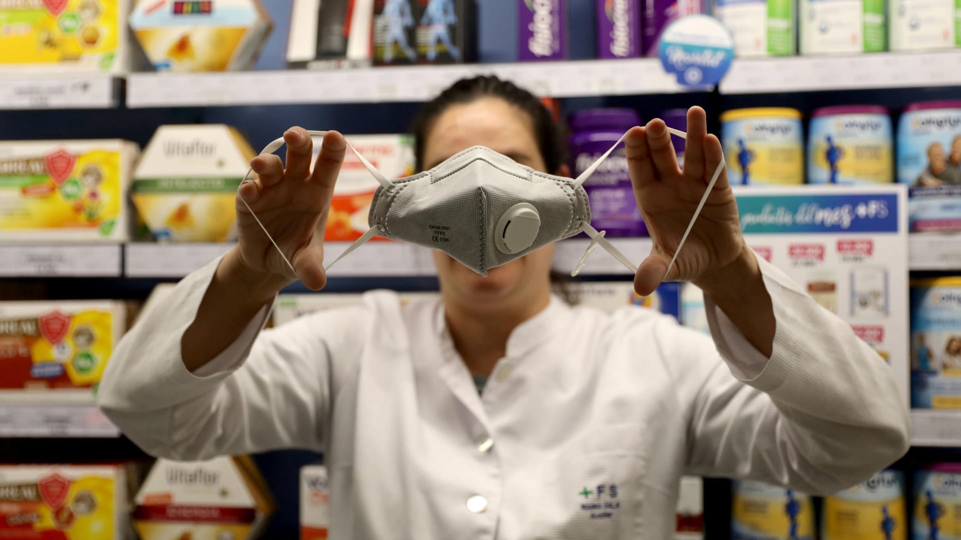 Ein Apotheker mit einer Atemmaske: In Mailand, wo ein Viertel wegen Asia-Läden, Restaurants und asiatischen Bewohnern als "Chinatown" gilt, mussten die Eltern an Schulen extra beruhigt werden.