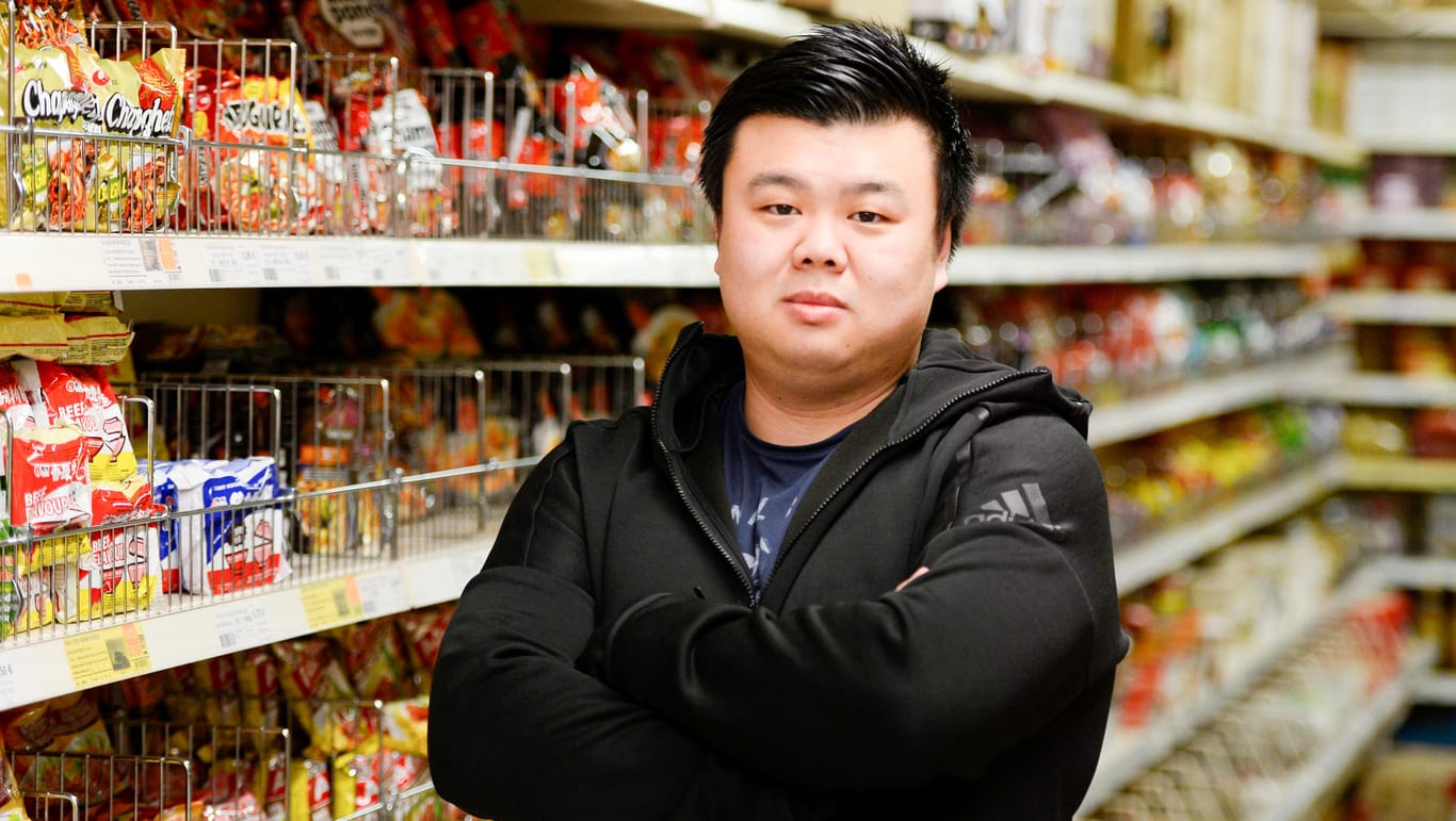 Yen Souw Tain, Geschäftsführer eines Supermarktes für asiatische Spezialitäten in Köln.