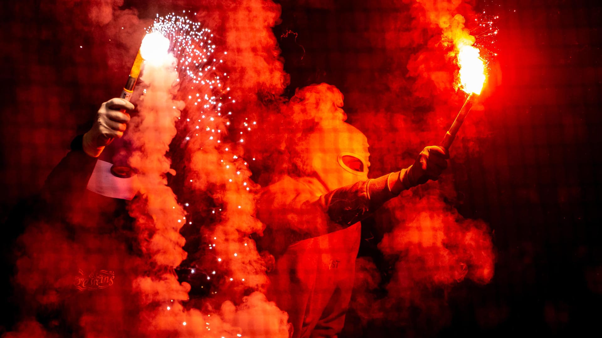 Fans dürfen am Samstag beim HSV-Spiel legal Pyrotechnik zünden. Fans dürfen am Samstag beim HSV-Spiel legal Pyrotechnik zünden.