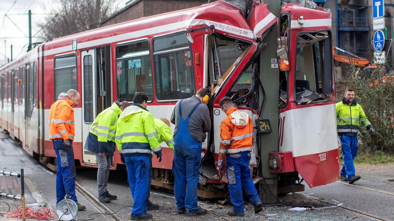 Duisburg in Nordrhein-Westfalen: Als der Unfall geschah, waren zwei Fahrgäste in der Straßenbahn. Sie wurden vom Rettungsdienst betreut.