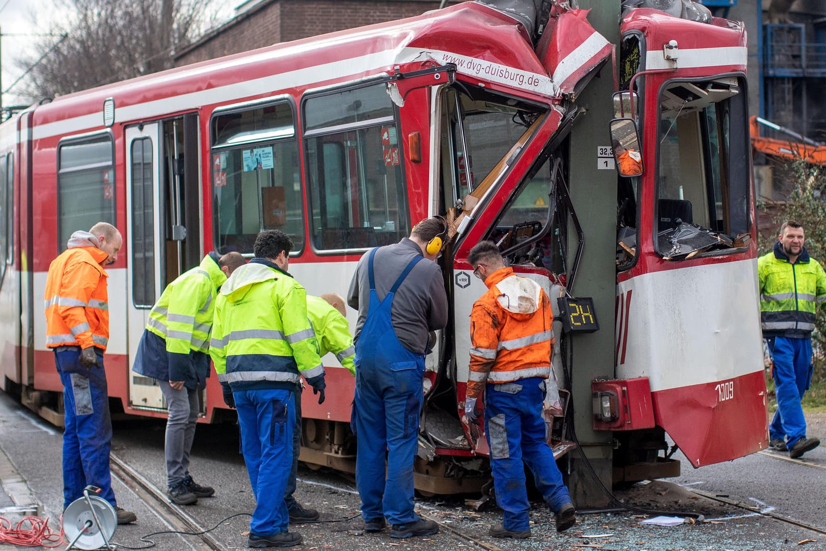 Duisburg in Nordrhein-Westfalen: Als der Unfall geschah, waren zwei Fahrgäste in der Straßenbahn. Sie wurden vom Rettungsdienst betreut.