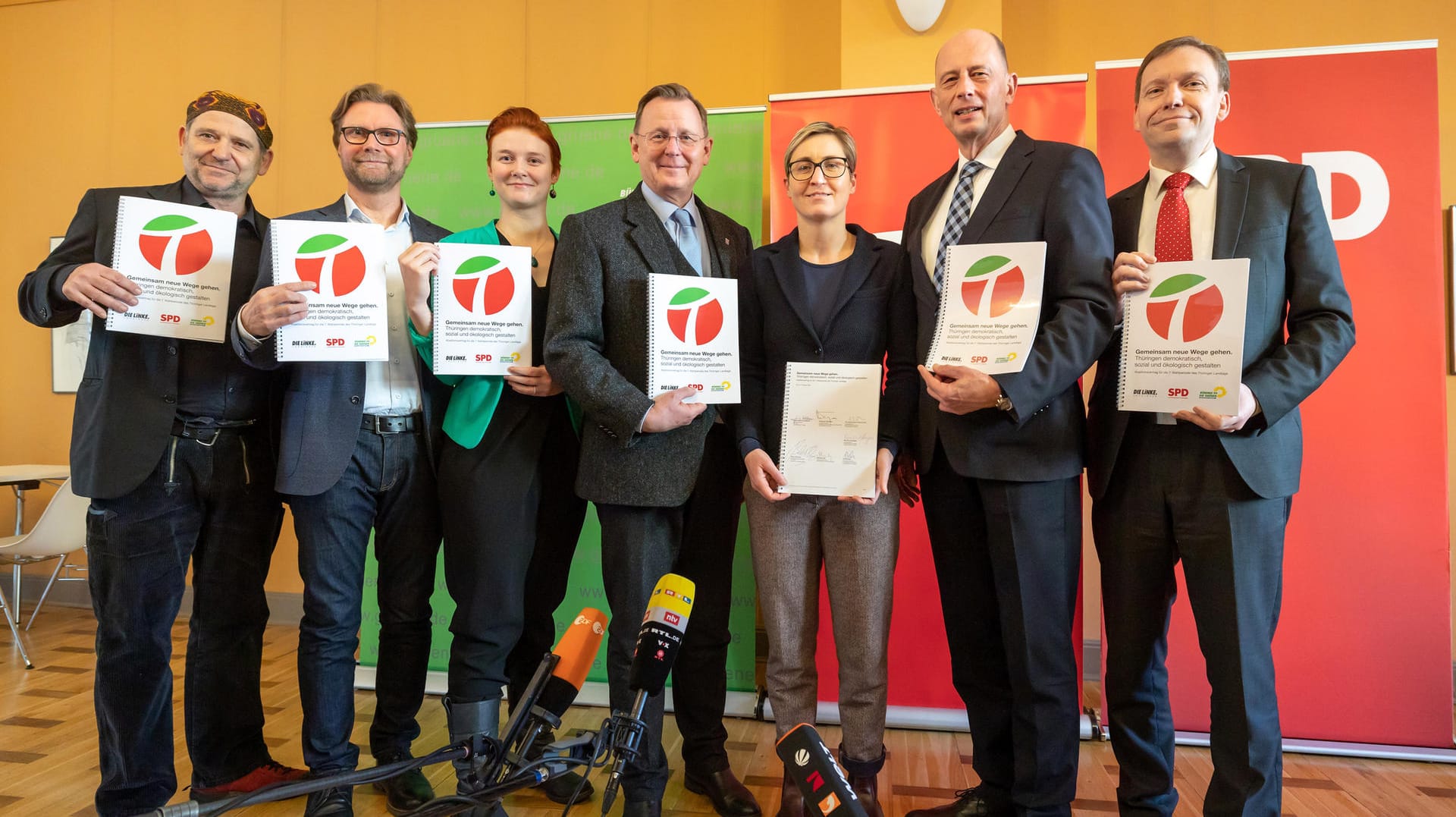 Die Spitzen der neuen Regierungsparteien mit dem designierten Ministerpräsidenten Ramelow in der Mitte: Die neue Regierung wird im Erfurter Landtag keine Mehrheit haben. Die Spitzen der neuen Regierungsparteien mit dem designierten Ministerpräsidenten Ramelow in der Mitte: Die neue Regierung wird im Erfurter Landtag keine Mehrheit haben.
