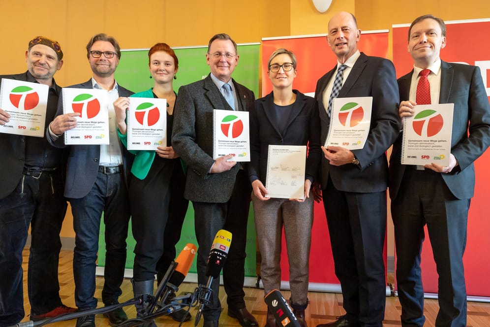 Die Spitzen der neuen Regierungsparteien mit dem designierten Ministerpräsidenten Ramelow in der Mitte: Die neue Regierung wird im Erfurter Landtag keine Mehrheit haben.