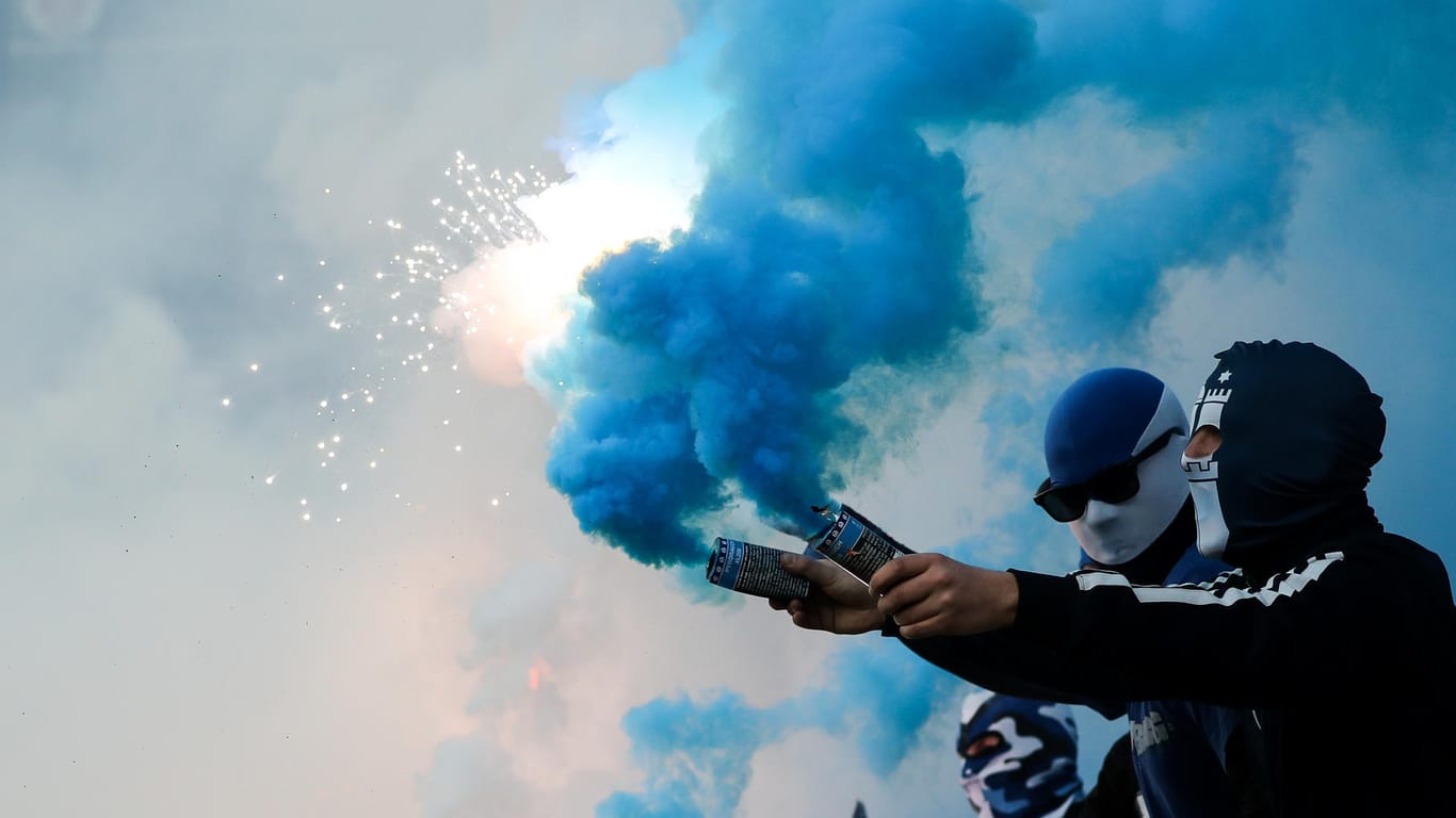 Blauer Rauch: Fans zündeten beim Spiel gegen den FC St. Pauli Feuerwerk.