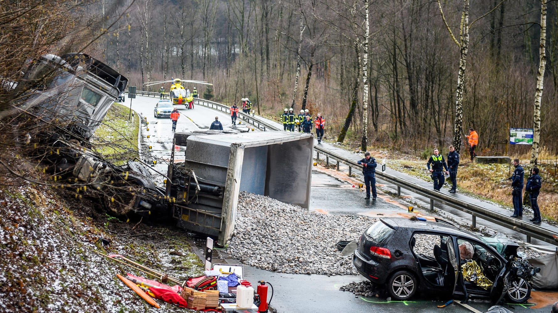 04.02.2020, Nordrhein-Westfalen, Rüthen: Der Sattelzug kollidierte mit einem entgegen kommenden Auto. 04.02.2020, Nordrhein-Westfalen, Rüthen: Der Sattelzug kollidierte mit einem entgegen kommenden Auto.