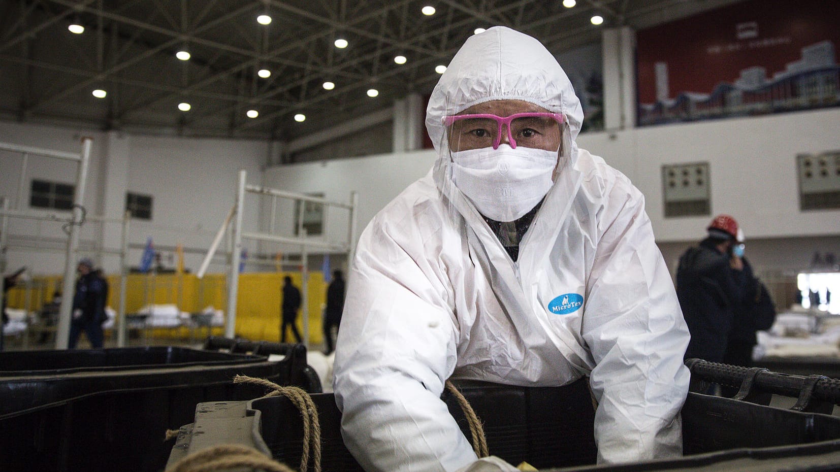 Stadt Wuhan in China: Ein Arbeiter trägt eine Maske, während er an einer Reinigungsanlage arbeitet. Stadt Wuhan in China: Ein Arbeiter trägt eine Maske, während er an einer Reinigungsanlage arbeitet.