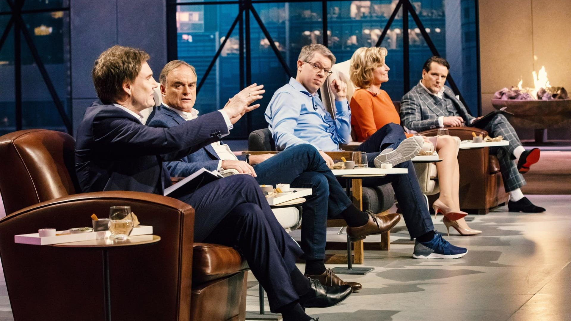 Szene aus einer Folge "Die Höhle der Löwen" (v.l.n.r.): Carsten Maschmeyer, Georg Kofler, Frank Thelen, Dagmar Wöhrl und Ralf Dümmel.