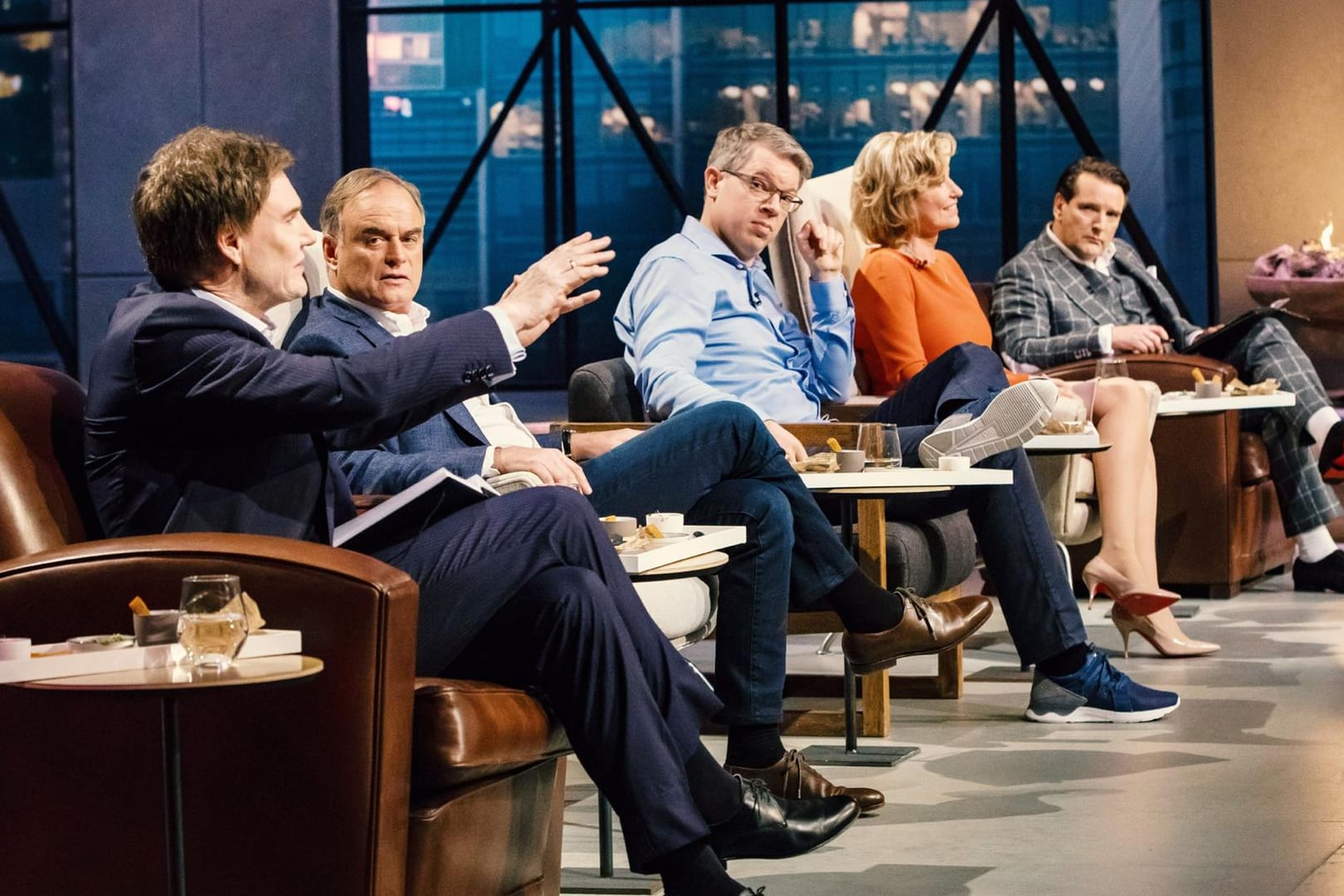 Szene aus einer Folge "Die Höhle der Löwen" (v.l.n.r.): Carsten Maschmeyer, Georg Kofler, Frank Thelen, Dagmar Wöhrl und Ralf Dümmel.