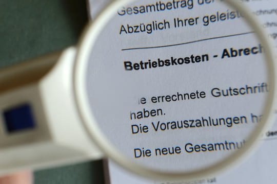 Mieter können Kosten für Arbeiten von der Steuer abziehen, die ihnen der Vermieter als Betriebskosten in Rechnung stellt.