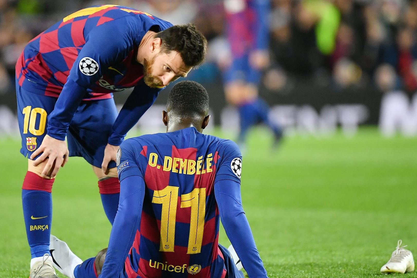 Barcelona: Messi redet mit dem enttäuschten Dembélé.