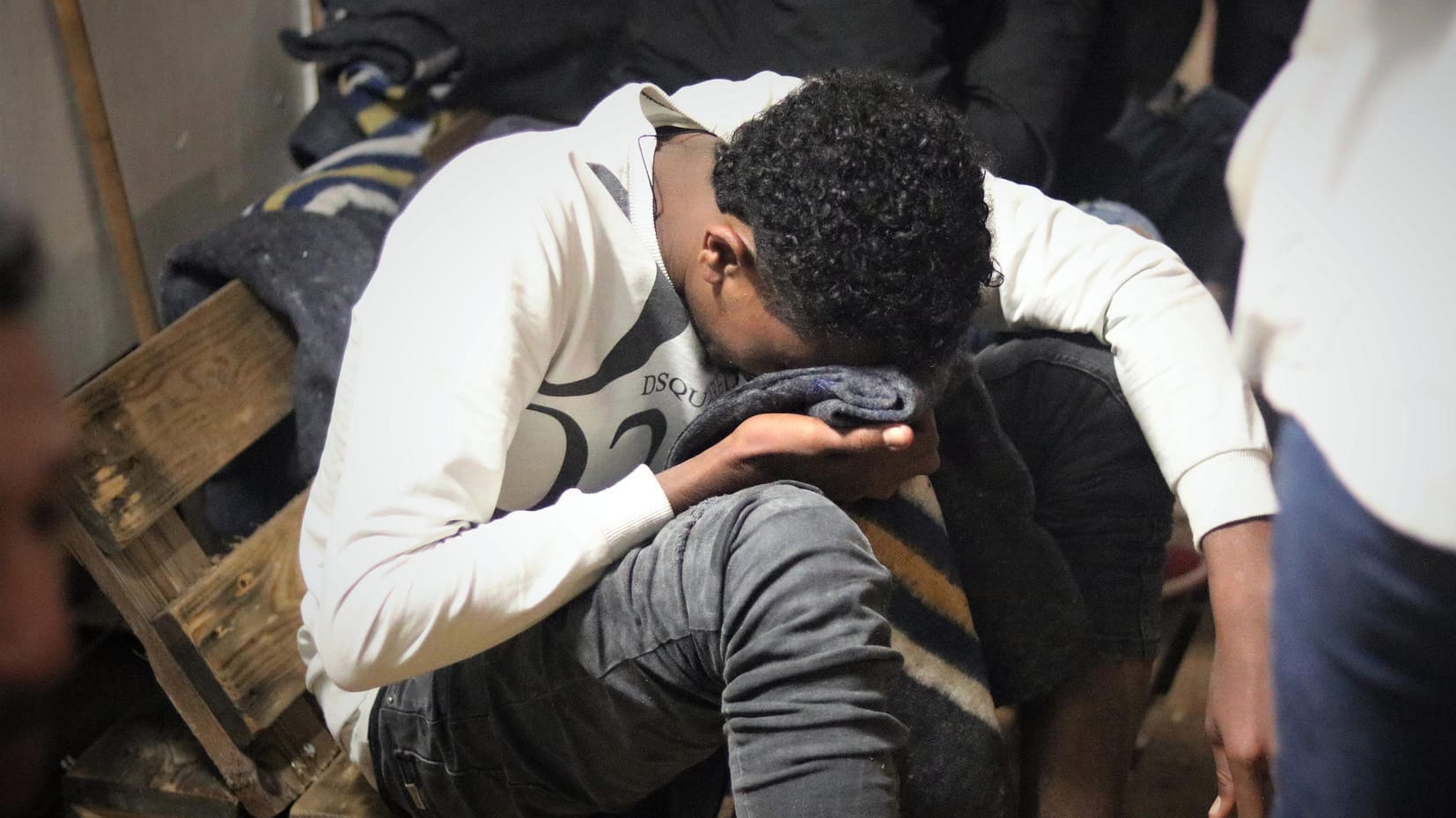 Ein Mann sitzt nach seiner Rettung aus einem Schlauchboot vor der libyschen Küste auf der "Ocean Viking", dem Rettungsschiff von SOS Mediterranee und Ärzte ohne Grenzen. Ein Mann sitzt nach seiner Rettung aus einem Schlauchboot vor der libyschen Küste auf der "Ocean Viking", dem Rettungsschiff von SOS Mediterranee und Ärzte ohne Grenzen.