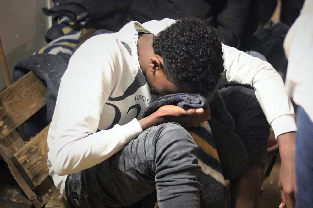 Ein Mann sitzt nach seiner Rettung aus einem Schlauchboot vor der libyschen Küste auf der "Ocean Viking", dem Rettungsschiff von SOS Mediterranee und Ärzte ohne Grenzen.