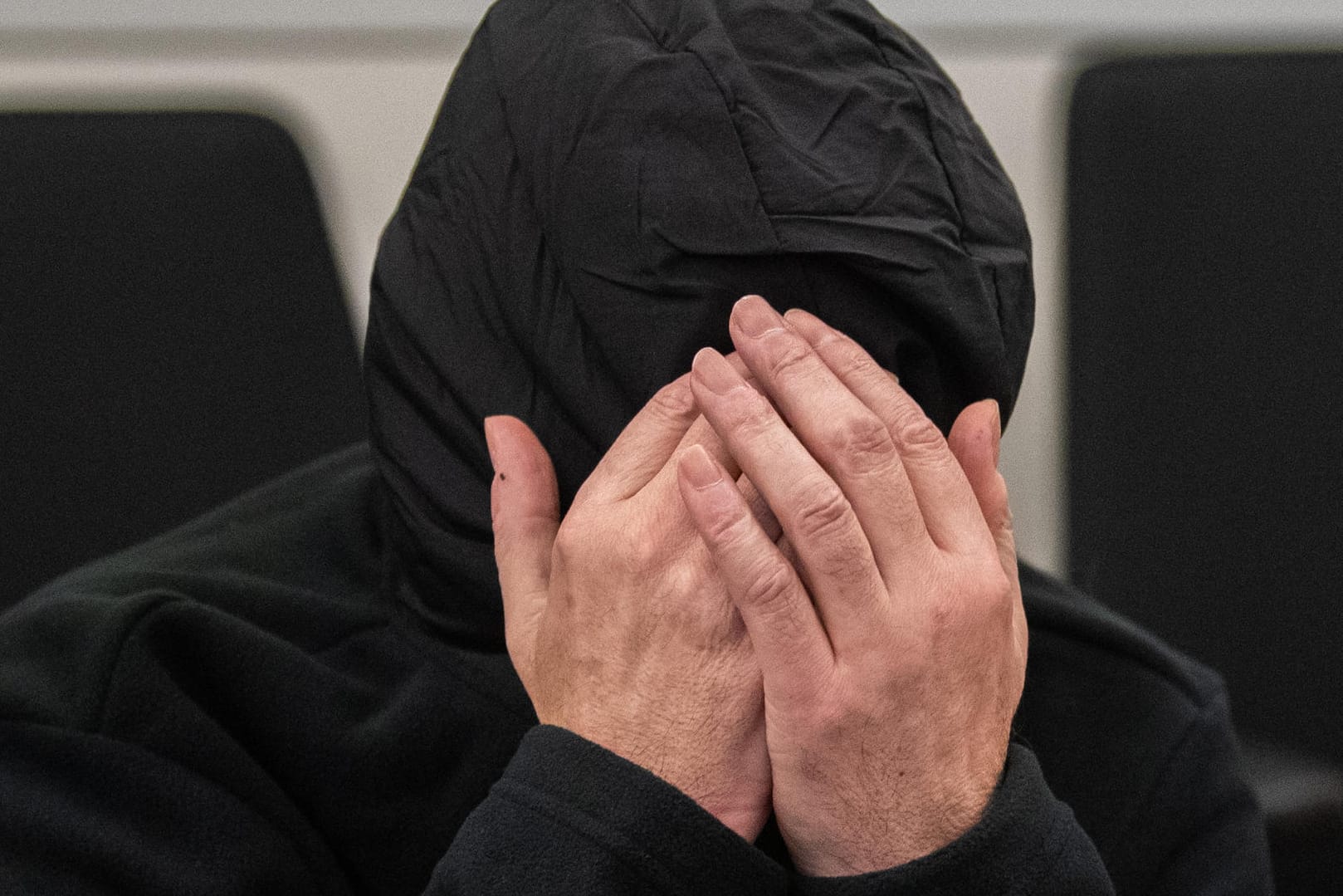 Der Angeklagte sitzt vor Prozessbeginn im Verhandlungssaal des Landgerichts Dresden: Die Anklage wirft dem 55 Jahre alten Mann Mord und gefährliche Körperverletzung vor.