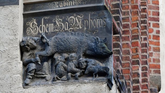 Die als "Judensau" bezeichnete mittelalterliche Schmähskulptur an der Stadtkirche Sankt Marien in Wittenberg. Die als "Judensau" bezeichnete mittelalterliche Schmähskulptur an der Stadtkirche Sankt Marien in Wittenberg.