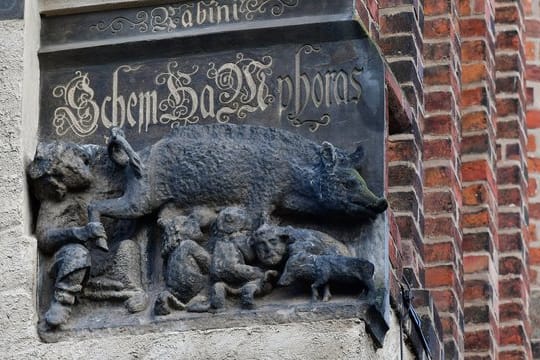 Die als "Judensau" bezeichnete mittelalterliche Schmähskulptur an der Stadtkirche Sankt Marien in Wittenberg.