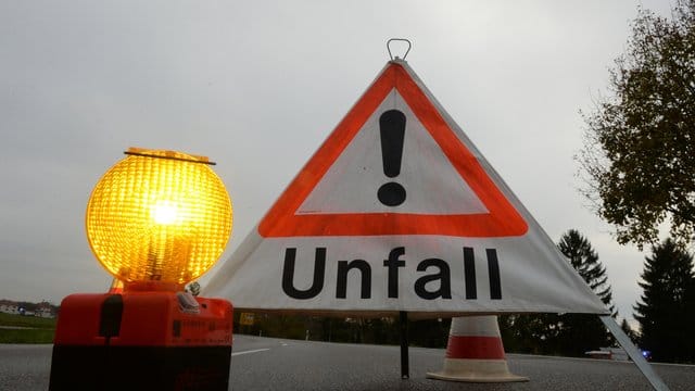 Ein Warndreieck mit der Aufschrift "Unfall" ist zu sehen Ein Warndreieck mit der Aufschrift "Unfall" ist zu sehen