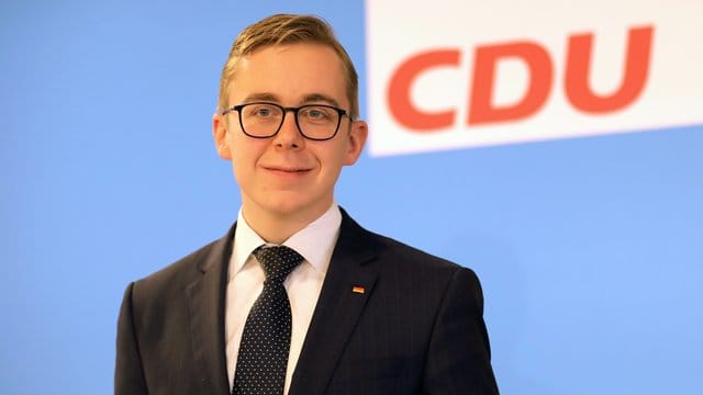 Philipp Amthor, der gegenwärtig jüngste CDU-Bundestagsabgeordnete, bewirbt sich um den CDU-Landesvorsitz in Mecklenburg-Vorpommern. Philipp Amthor, der gegenwärtig jüngste CDU-Bundestagsabgeordnete, bewirbt sich um den CDU-Landesvorsitz in Mecklenburg-Vorpommern.