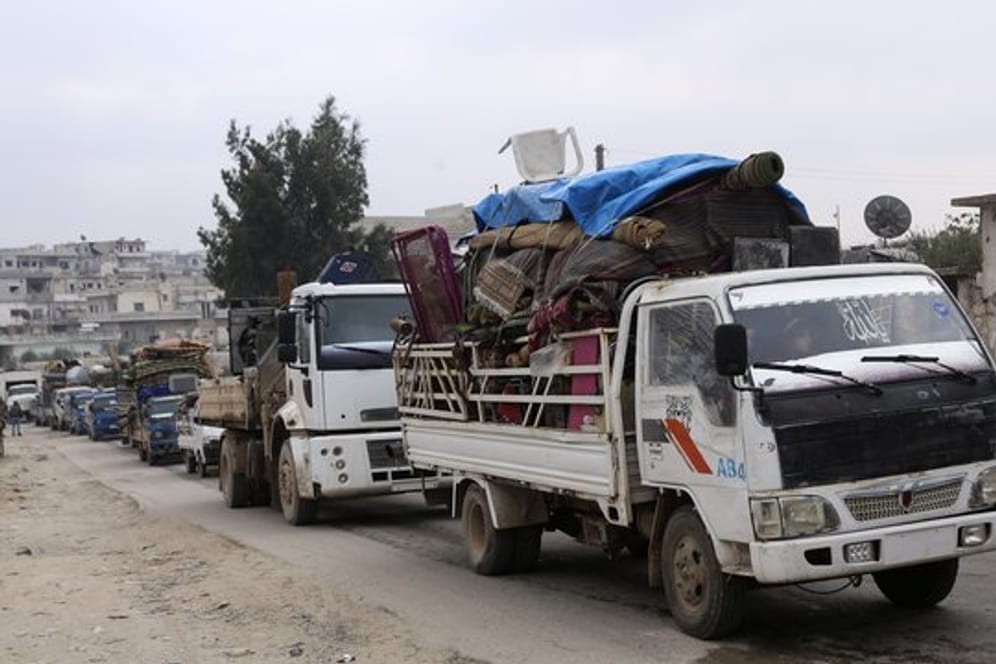 Menschen fliehen aus der Provinz Idlib.