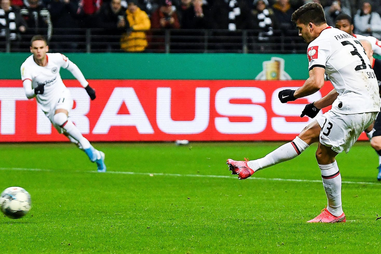 Perfekte Schusshaltung: Andre Silva (r.) erzielte per Elfmeter den ersten Frankfurter Treffer.