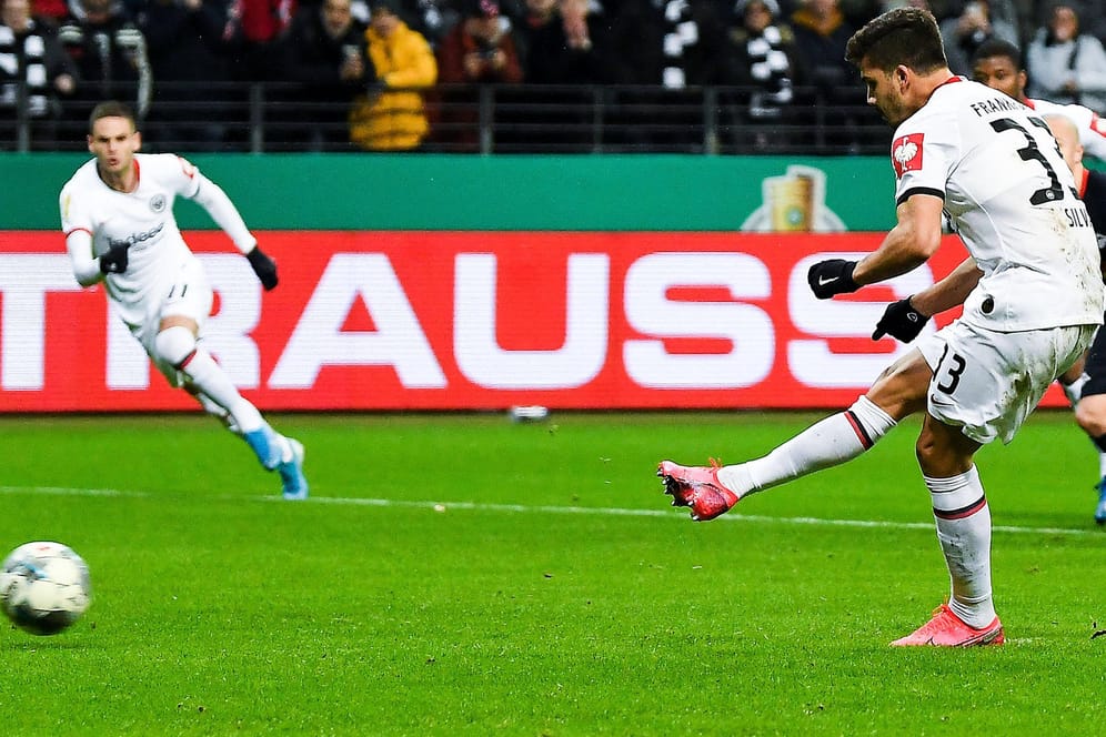 Perfekte Schusshaltung: Andre Silva (r.) erzielte per Elfmeter den ersten Frankfurter Treffer.