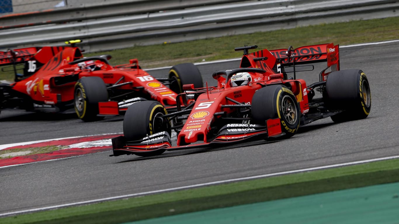 Könnten im April möglicherweise nicht in China um den Sieg fahren: Die Ferrari-Fahrer Sebastian Vettel und Charles Leclerc.