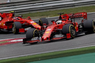 Könnten im April möglicherweise nicht in China um den Sieg fahren: Die Ferrari-Fahrer Sebastian Vettel und Charles Leclerc.