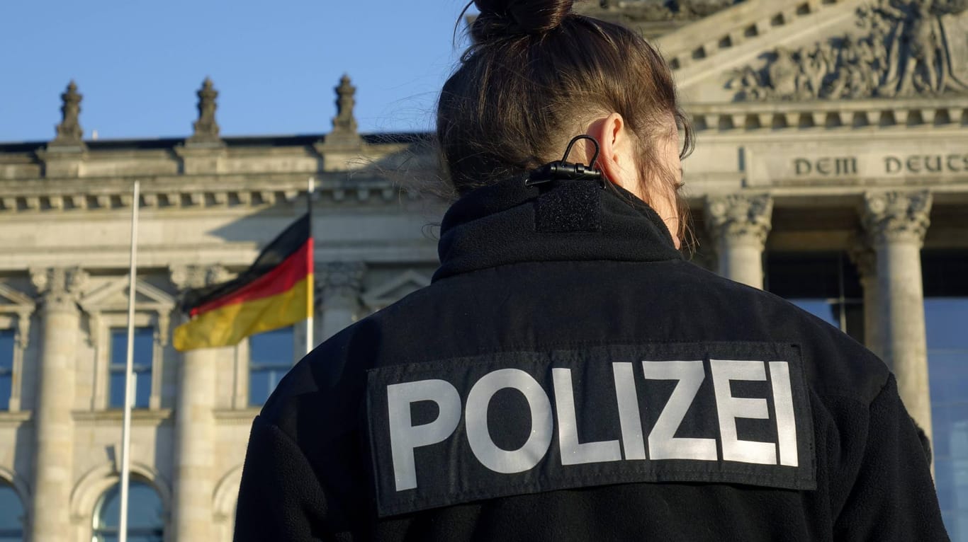 Polizistin vor dem Reichstagsgebäude: Die Zahl der Angriffe auf deutsche Amtsträger hat im vergangenen Jahr deutlich zugenommen.