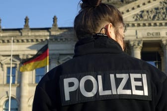 Polizistin vor dem Reichstagsgebäude: Die Zahl der Angriffe auf deutsche Amtsträger hat im vergangenen Jahr deutlich zugenommen.